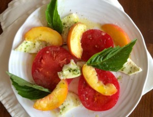 caprese-salad-wiht-peaches